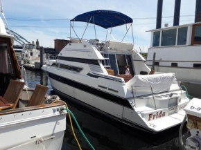 Frida - Waterfront Carver 30'